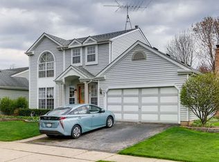 27 McKinley Ln, Streamwood, IL 60107