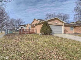 1302 Cadwell Dr, Bloomington, IL