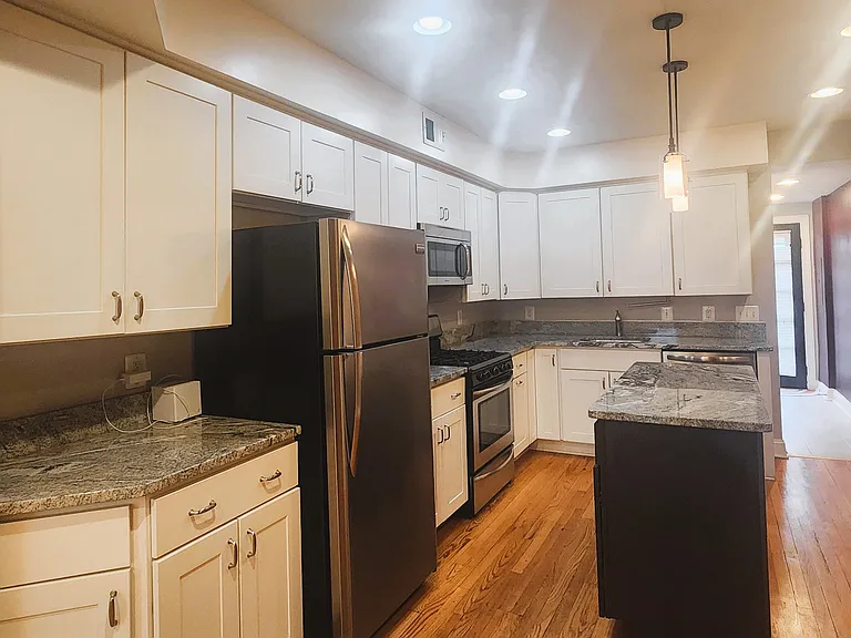 432 E Clement St — Photo 6