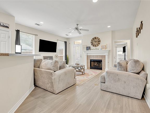 3rd image of 217 Karten Ln