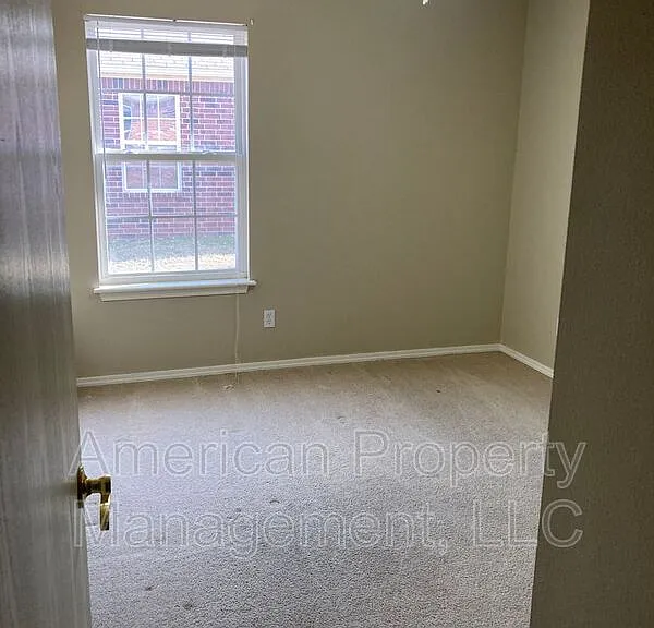 4714 NE Wisconsin St — Photo 4