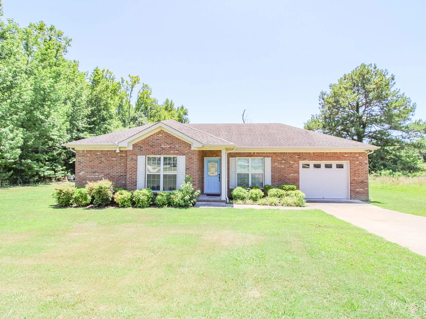 Excellent Location close to East Limestone School! — Photo 1