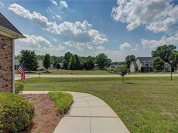 4th image of 221 Stillwater Ln