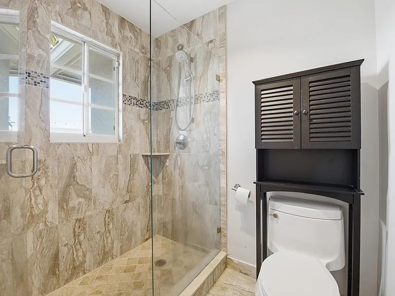 917 NE 3rd St #9 — Photo 16