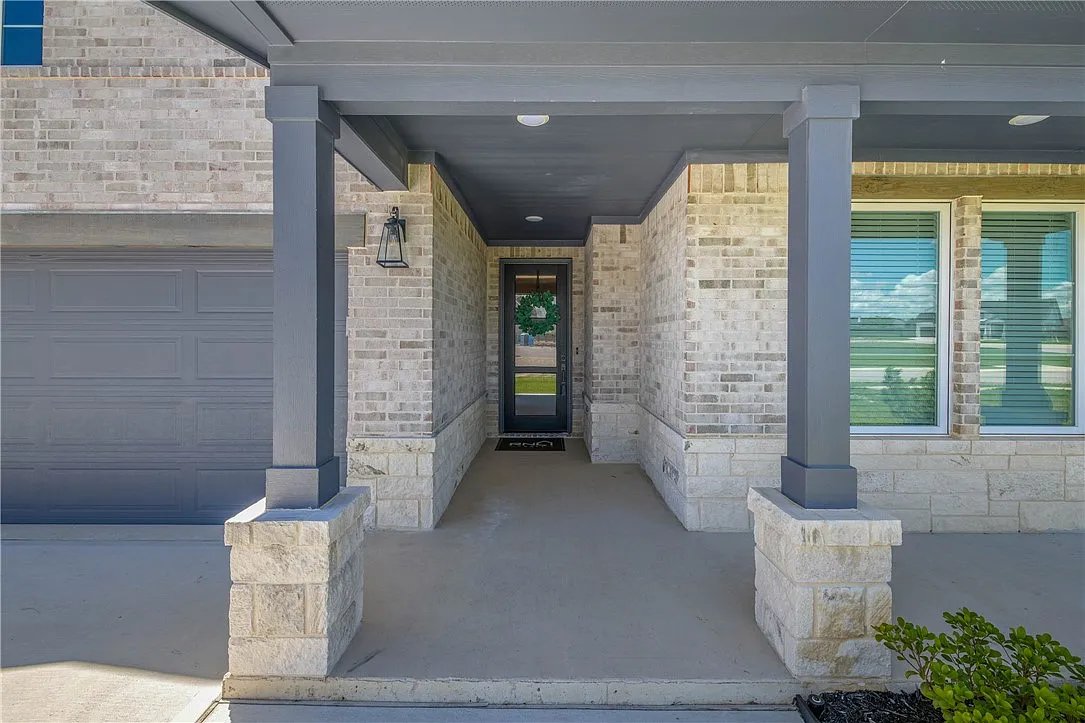 4 bed, 2161 sqft, $2,995 — Photo 2