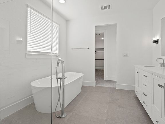 Luxurious primary bath