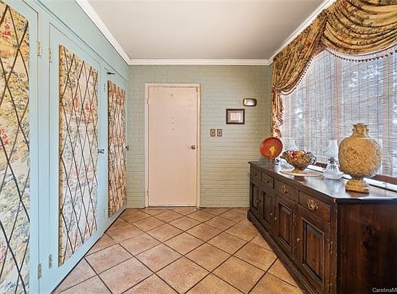 3rd image of 515 Queens Ct