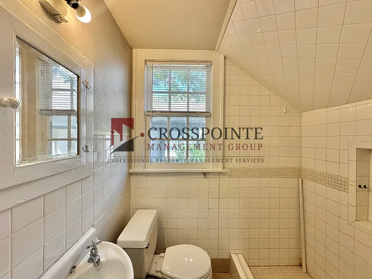 College Ave Triplex — Photo 4