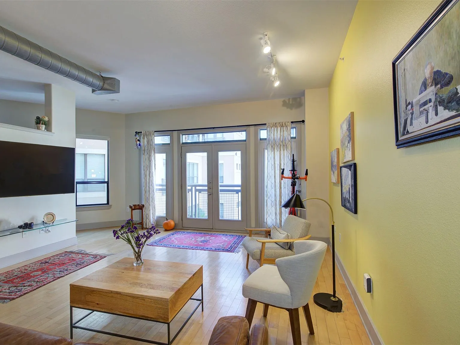 1 bed, 1.0 bath, 869 sqft, $2,275 — Photo 2