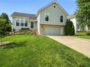 943 E Pineview St, Olathe, KS 66061