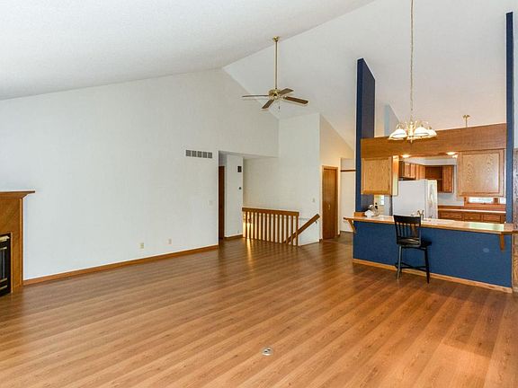 3rd image of 403 Southwoods Dr