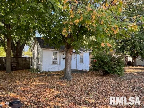 221 N Emmett St, Virden, IL 62690