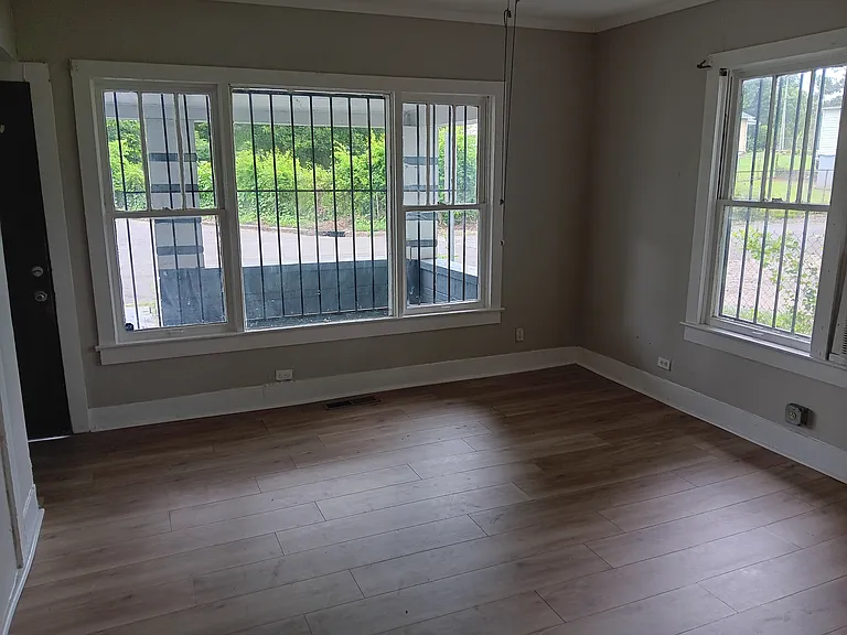 352 Court E — Photo 5