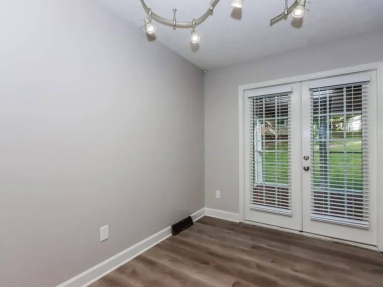 917 Oakridge Dr — Photo 8