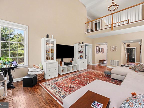 4th image of 183 Pembrooke Cir