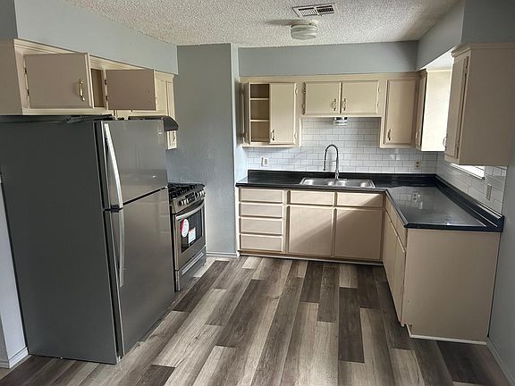 3rd image of 502 W Ottawa Ave