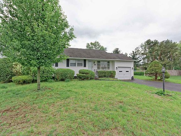 3rd image of 28 Hawthorne Ct