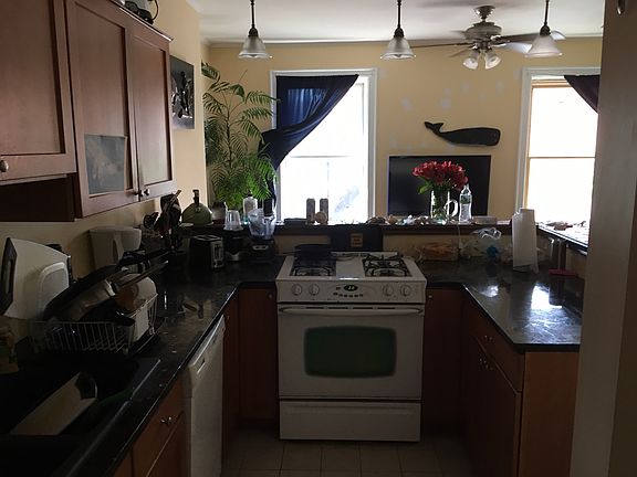 Kitchen w granite countertops