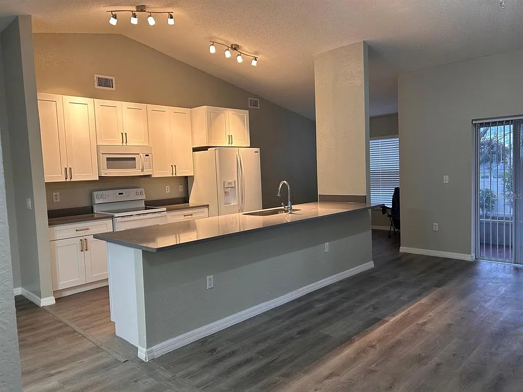 3 bed, 2.0 bath, 1455 sqft, $1,900 — Photo 3