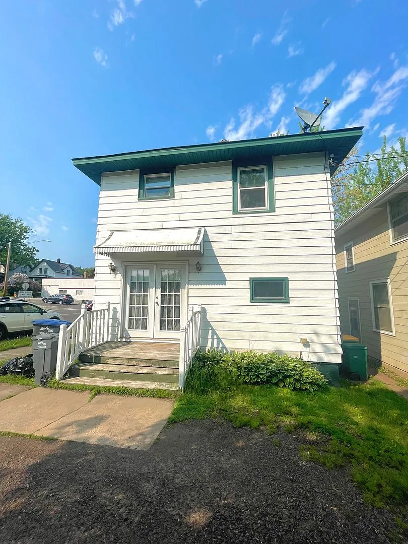Building Photo - 825 N 10th Ave E