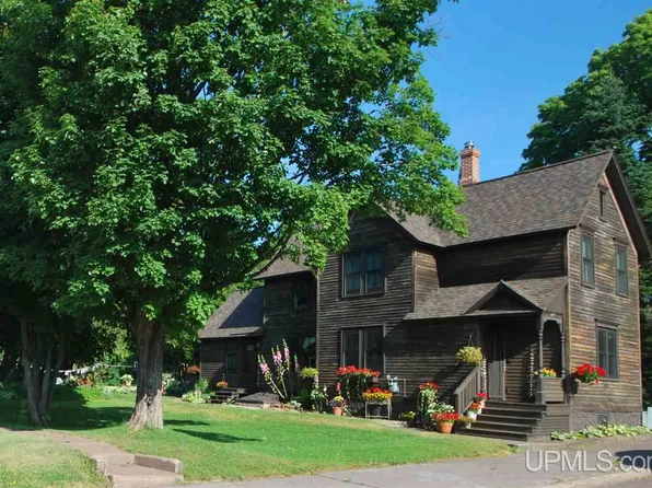 423 7th St, Calumet, MI 49913