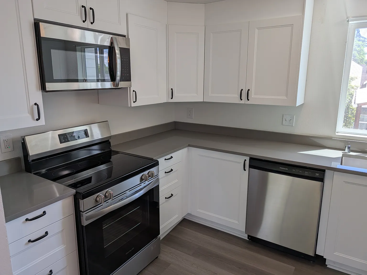 2 bed, 850 sqft, $2,425 — Photo 1