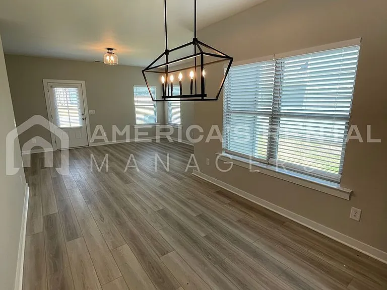 55 Kings Way — Photo 11