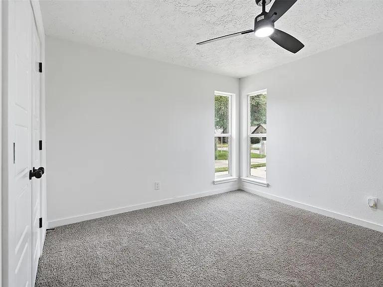 25402 Thistlewaite Ln — Photo 23