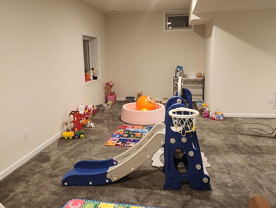 2nd image of 27 E Van Buren Way W