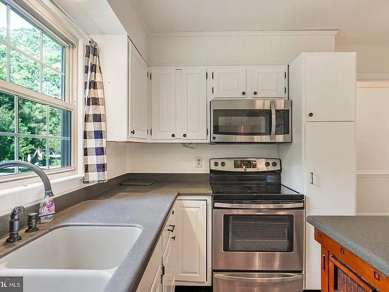 629 Lancaster St — Photo 16