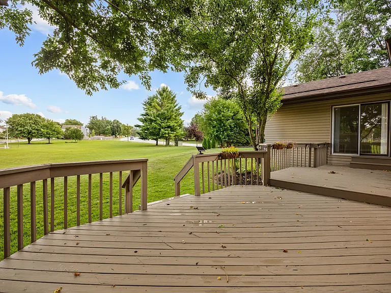 615 Chester Ct E — Photo 34