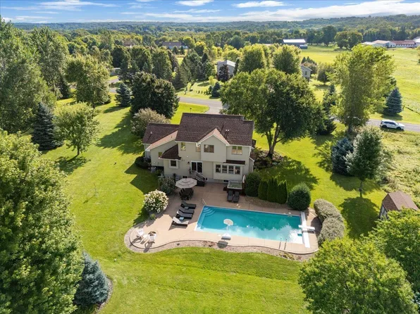 960 Fraser Ln, Hudson, WI 54016