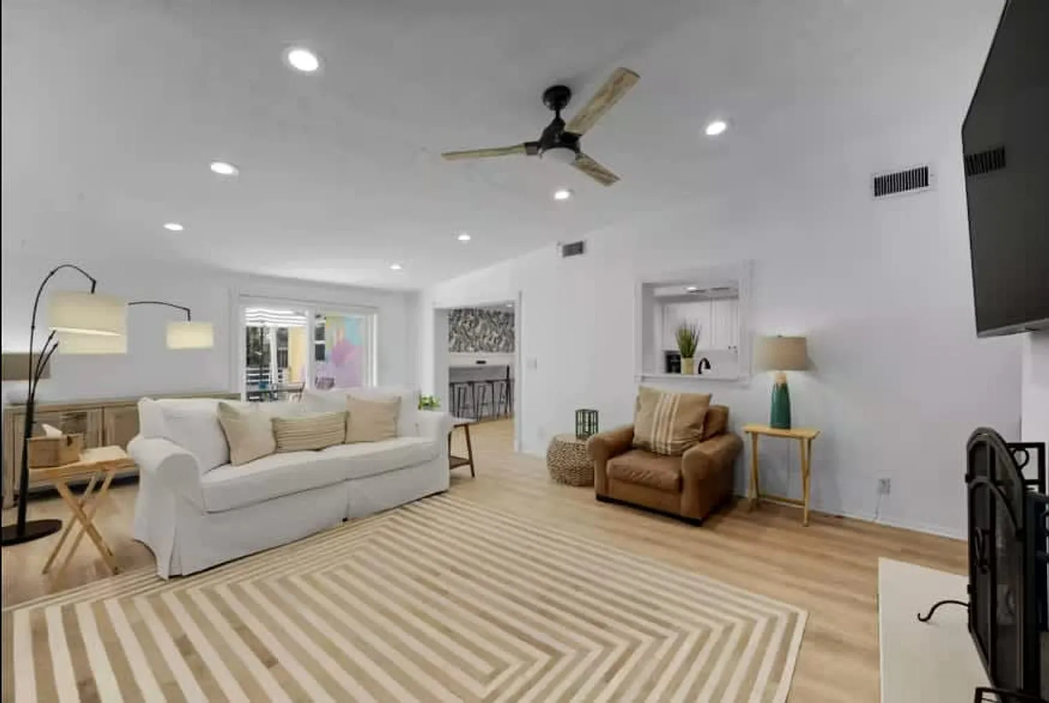 4 bed, 2.0 bath, 1969 sqft, $7,369 — Photo 2