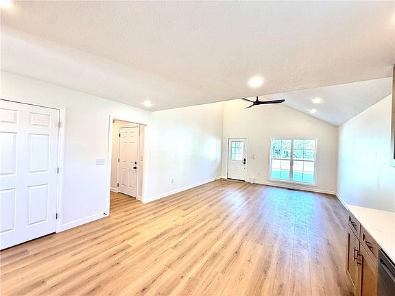 3rd image of 237 Cowgill St