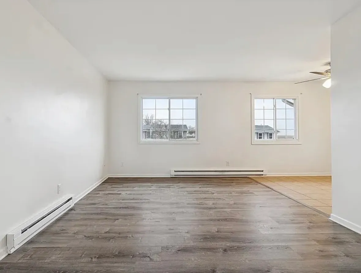 2 bed, 900 sqft, $1,300 — Photo 2