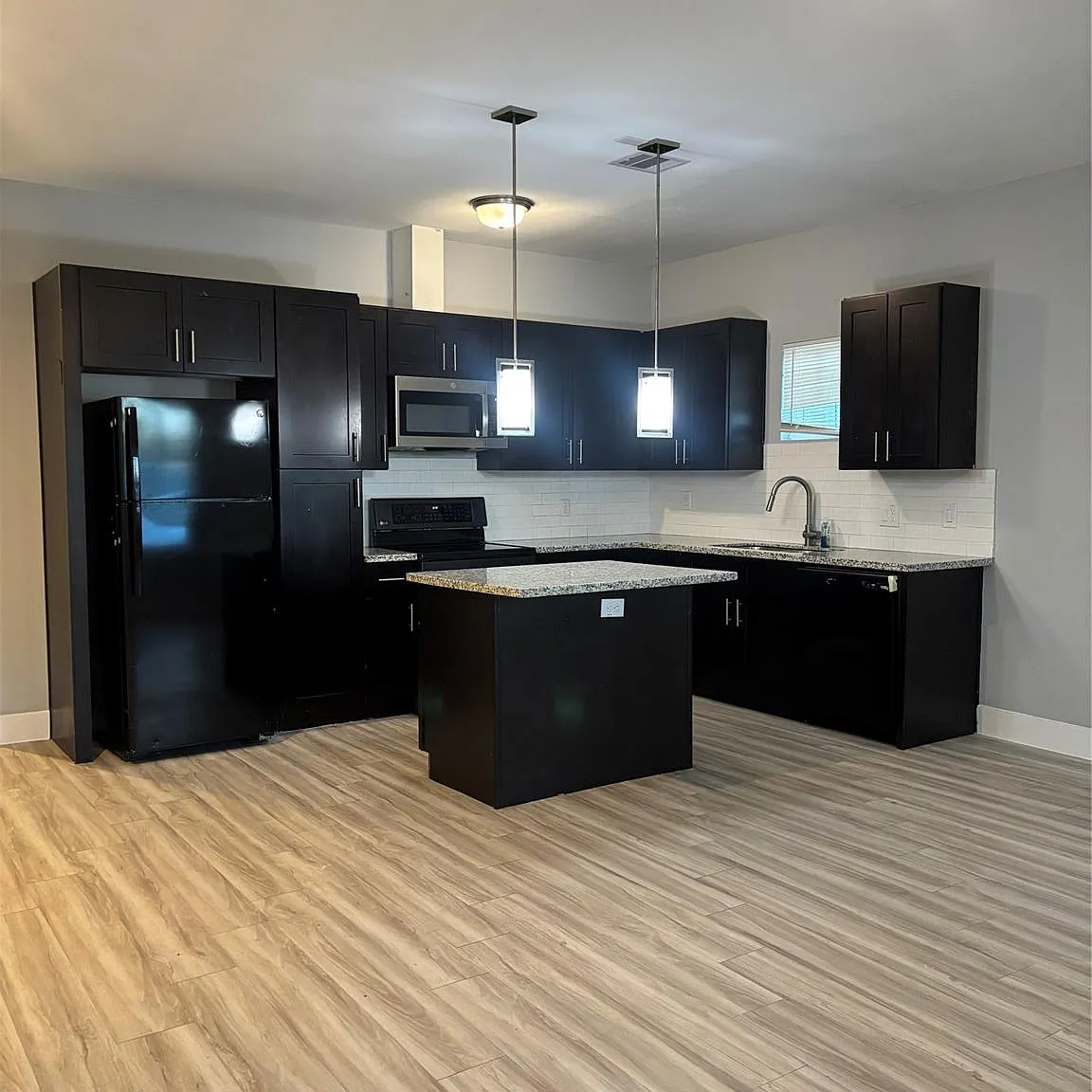 2 bed, 2.0 bath, 1062 sqft, $1,345 — Photo 3