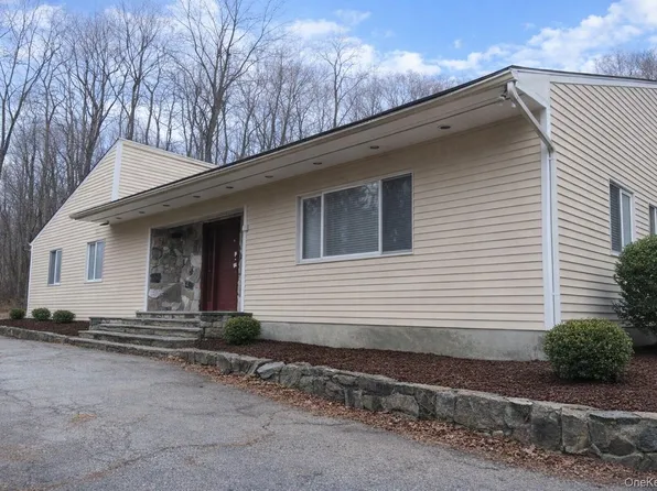 9 Jim Ln, Putnam Valley, NY 10579