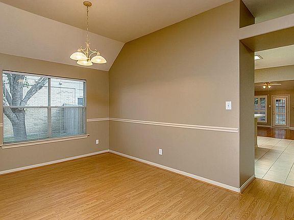 INVITING FORMAL DINING ~ NOTE PLANT LEDGE ~