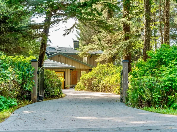 1261 Lynn Rd, Tofino, BC V0R 2Z0