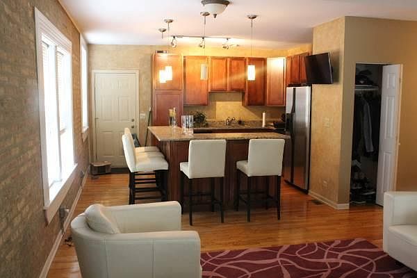 1st image of 2610 W Glenlake Ave APT 1