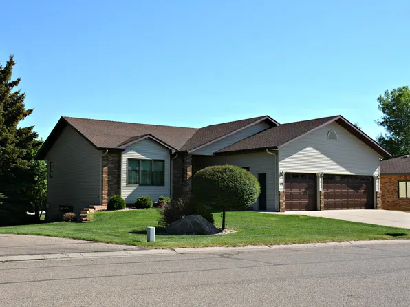 127 Country Club Dr, Bismarck, ND 58501