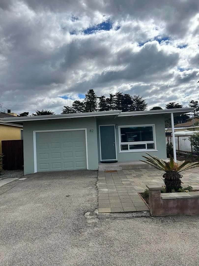 Updated 2 bedroom 1 bath home-One block to beach — Photo 1
