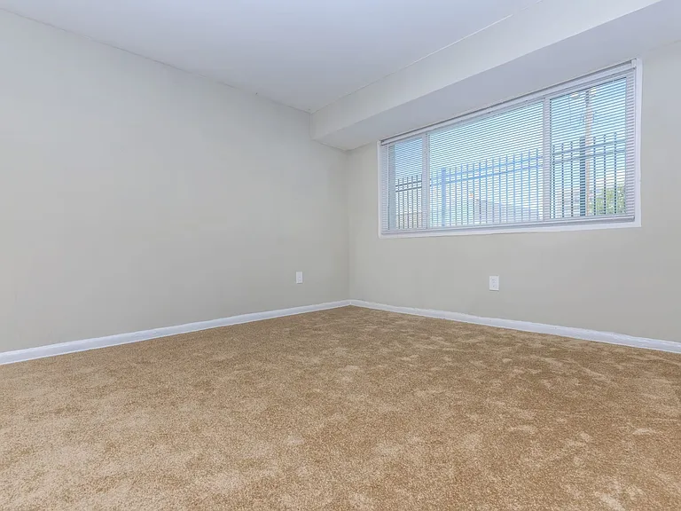 Regency Court Apartments — Photo 12