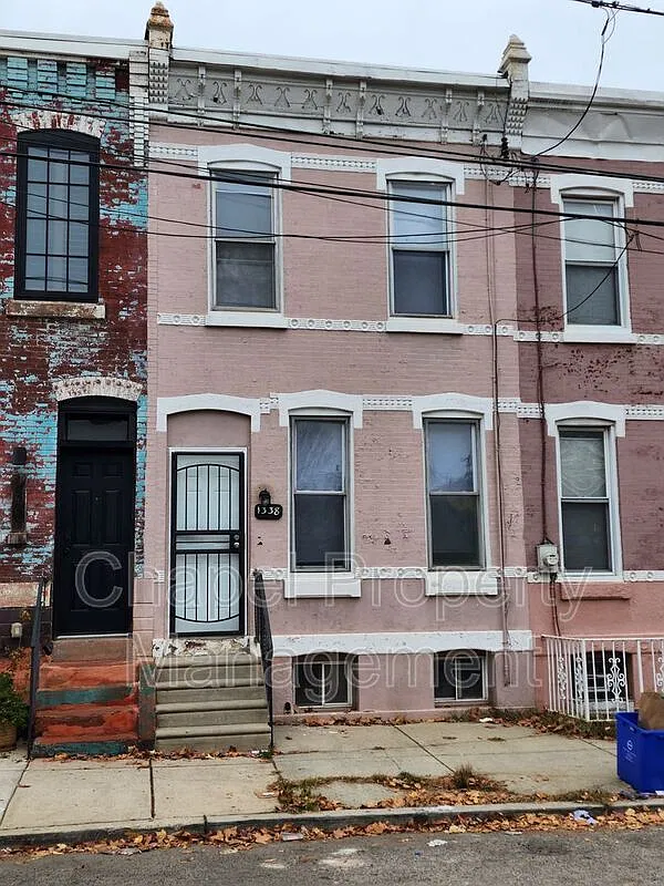 3 bed, 1.0 bath, 1036 sqft, $1,800 — Photo 1