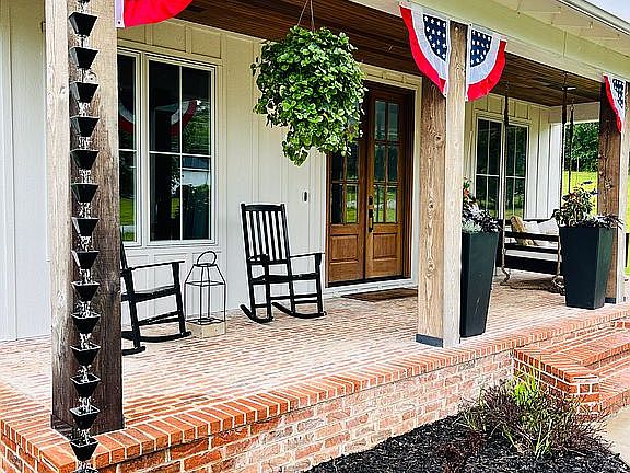 3rd image of 2995 Longview Rd