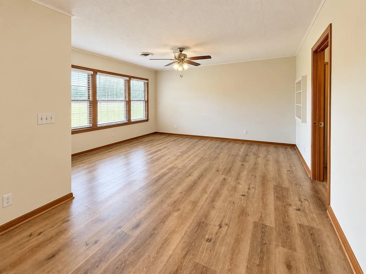 3 bed, 2.0 bath, 1716 sqft, $2,000 — Photo 3