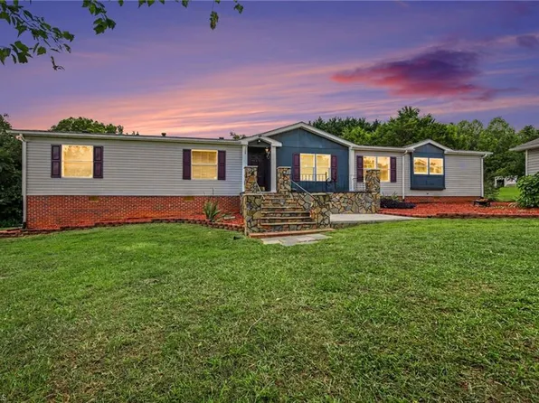 1060 Knobview Ln, Pilot Mountain, NC 27041