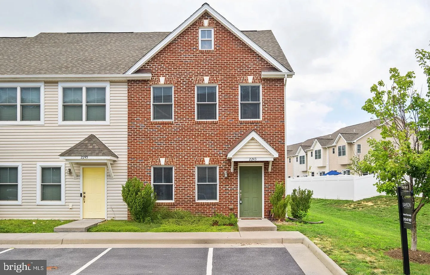 3 bed, 2.5 bath, 2076 sqft, $1,900 — Photo 1