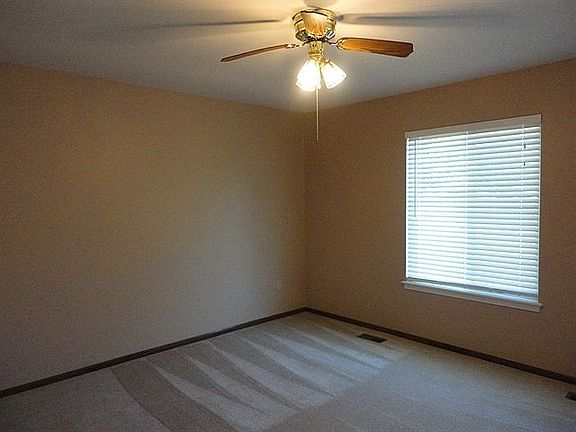 4th image of 16 Broadmoor Dr