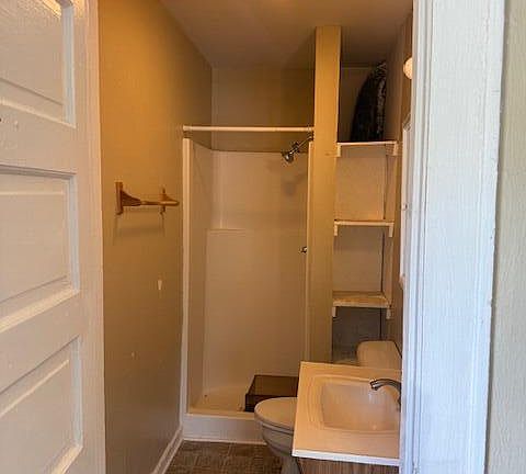 5th image of 814 Holmes St